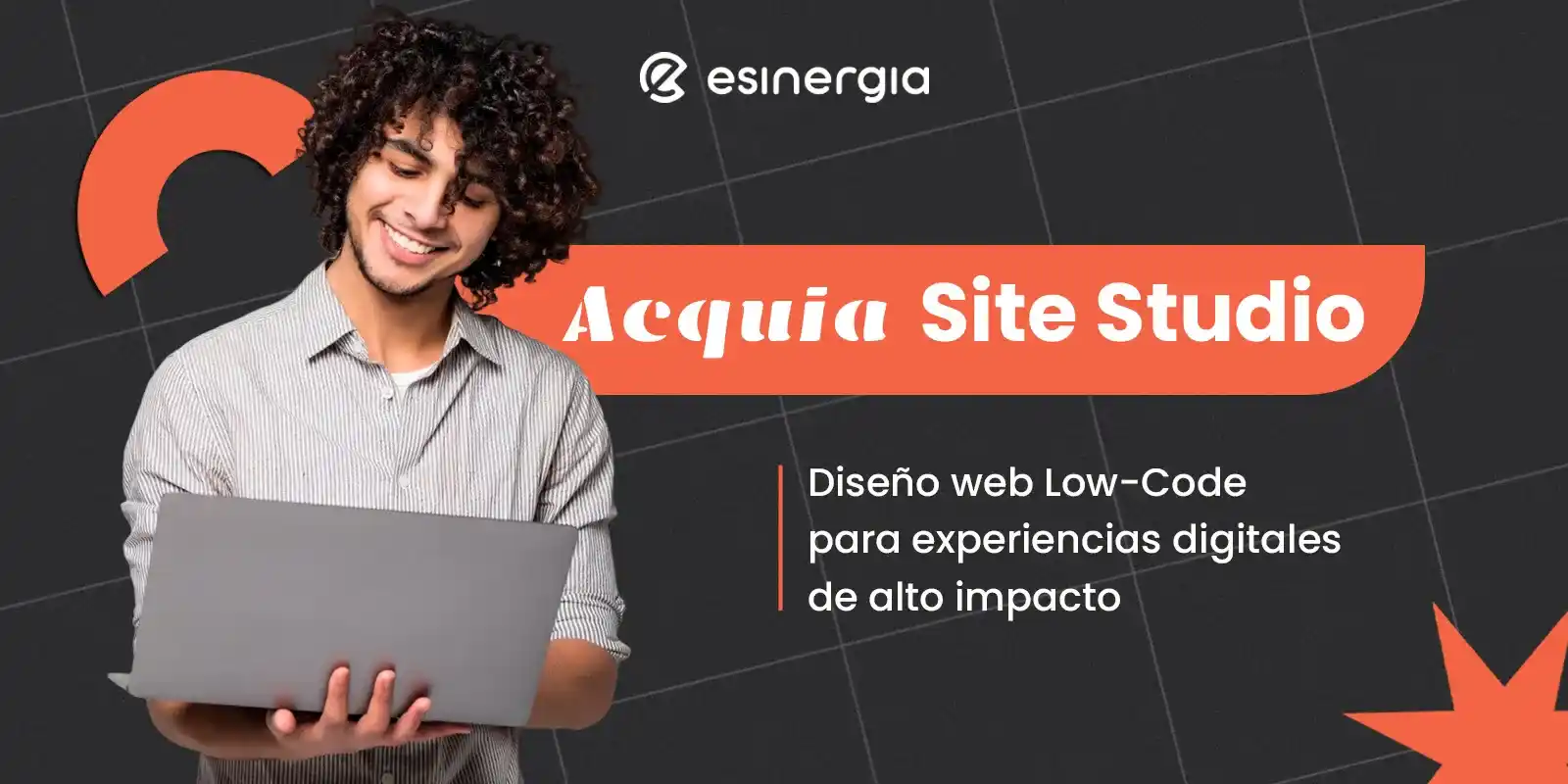 Joven con laptop sonríe sobre fondo negro con texto naranja.