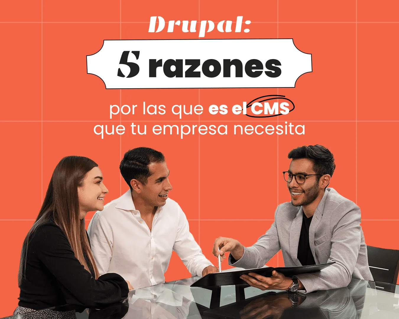 Personas conversando en una mesa con fondo naranja y texto sobre Drupal.