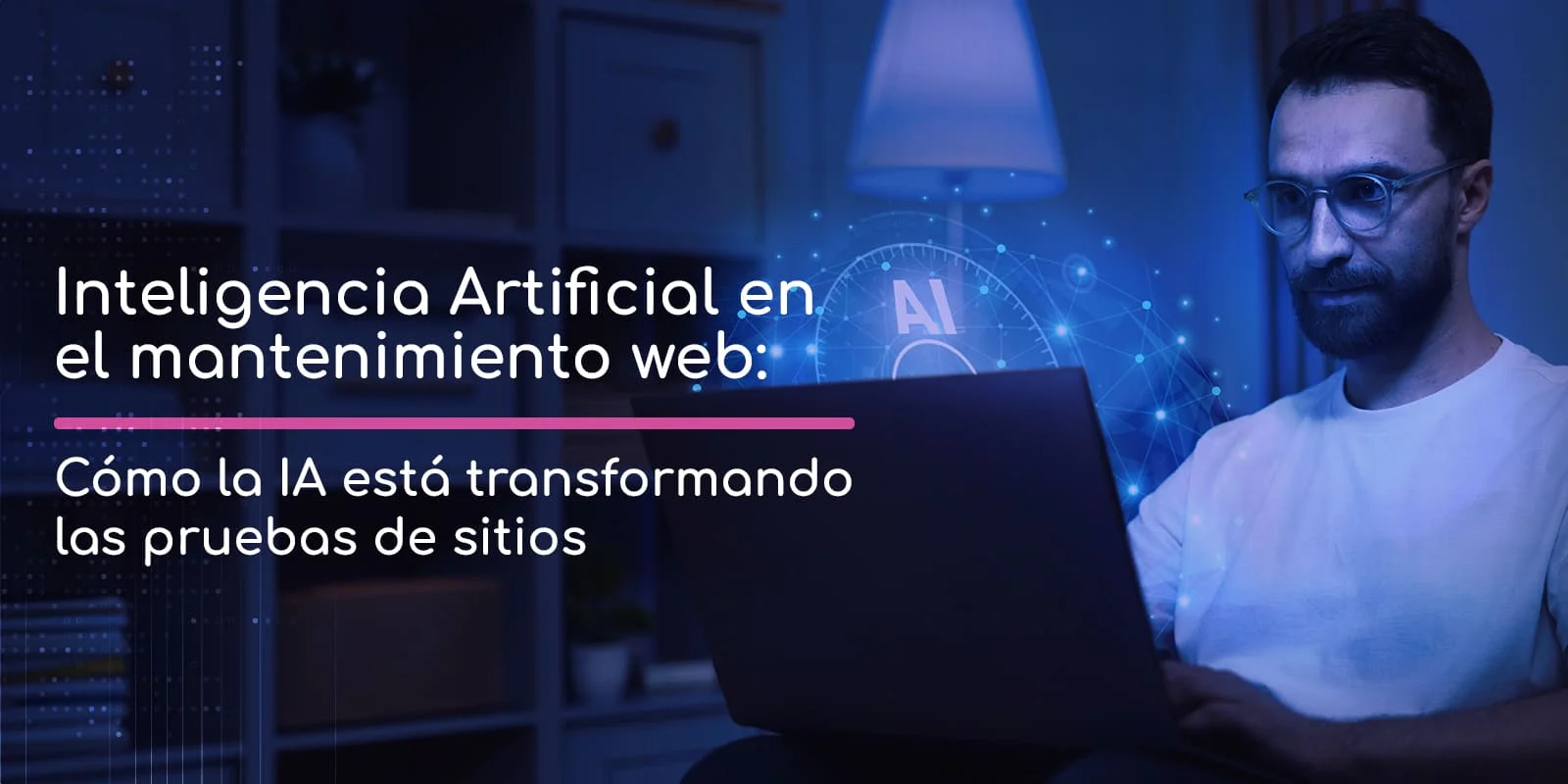 Hombre con gafas trabajando en una laptop en ambiente oscuro.