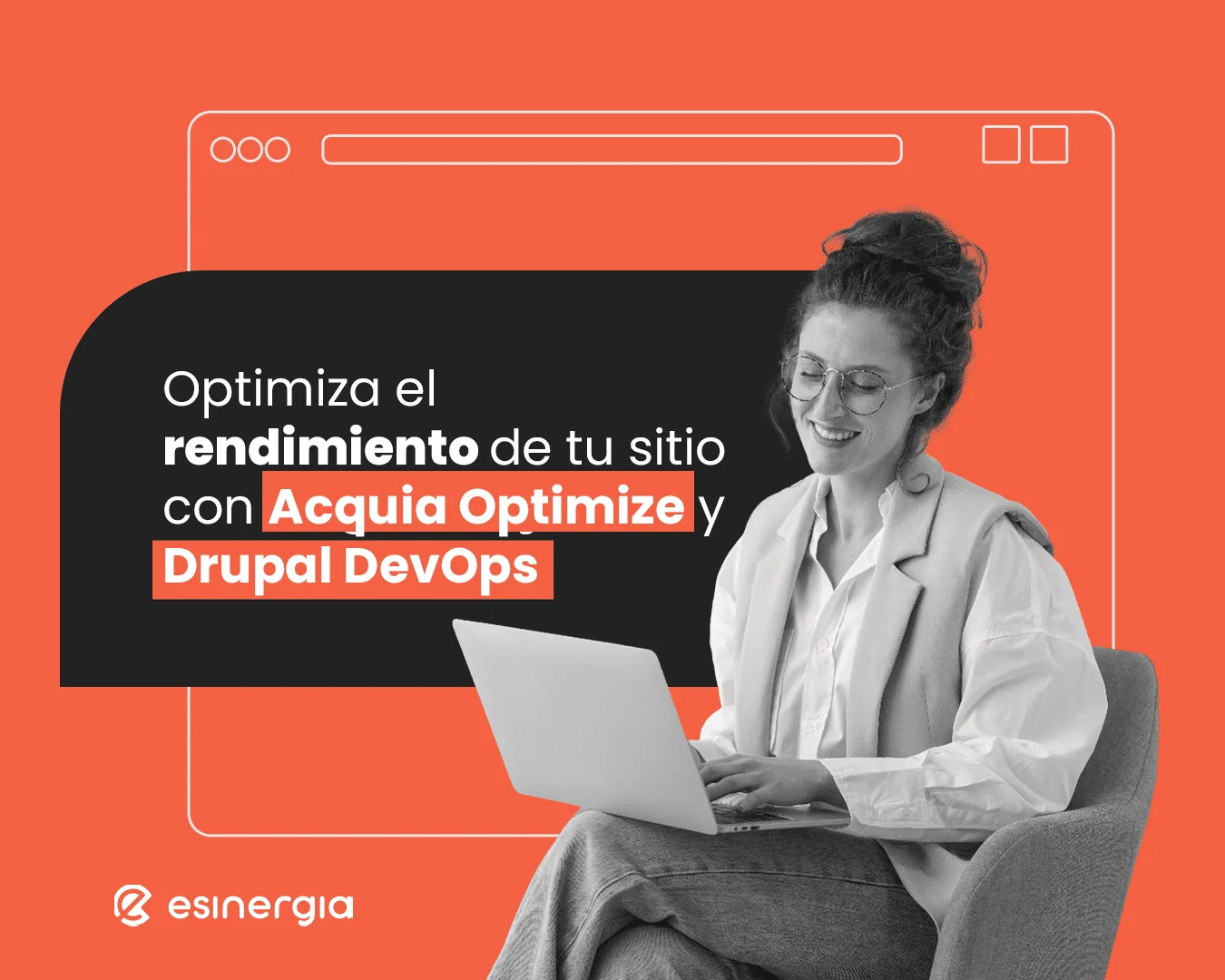 Mujer sonriente usando laptop, fondo naranja.